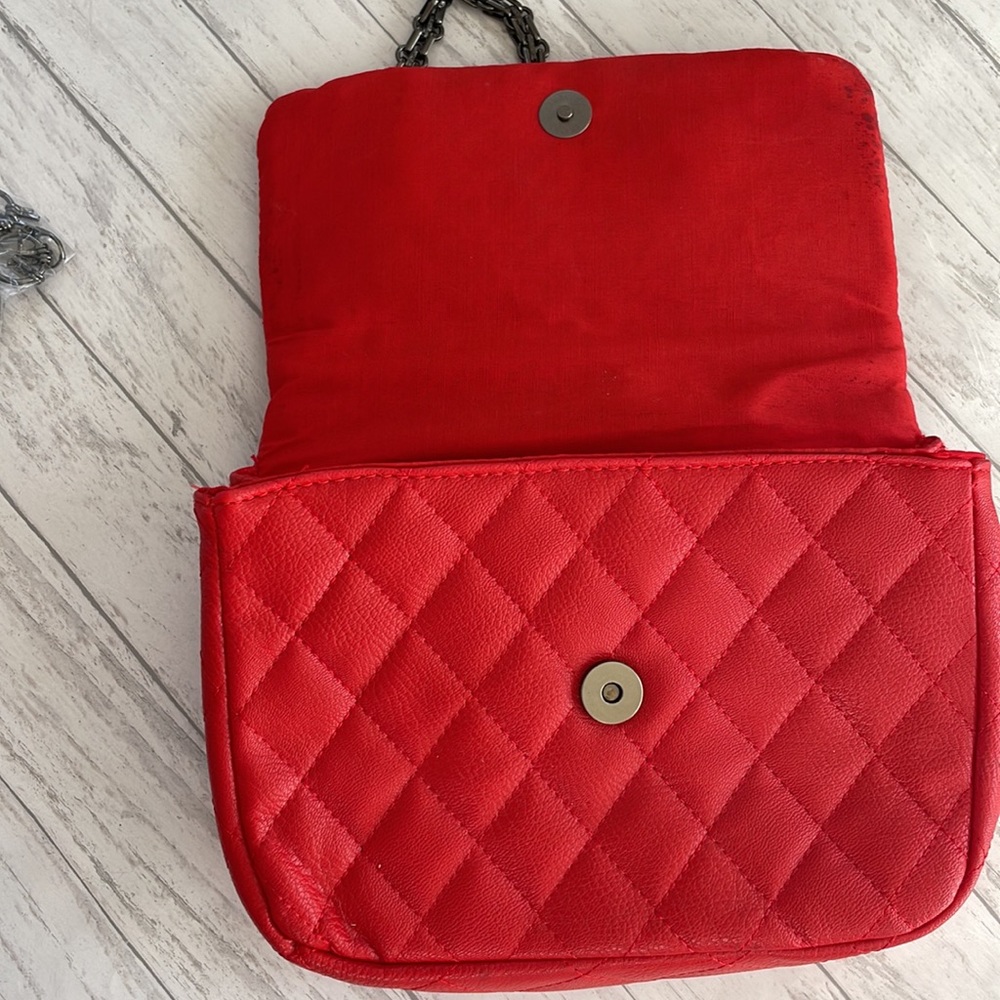 NWT RED Puff Stitched Handbag with Gun Metal Bow and Chain Strap - Picture 4 of 8